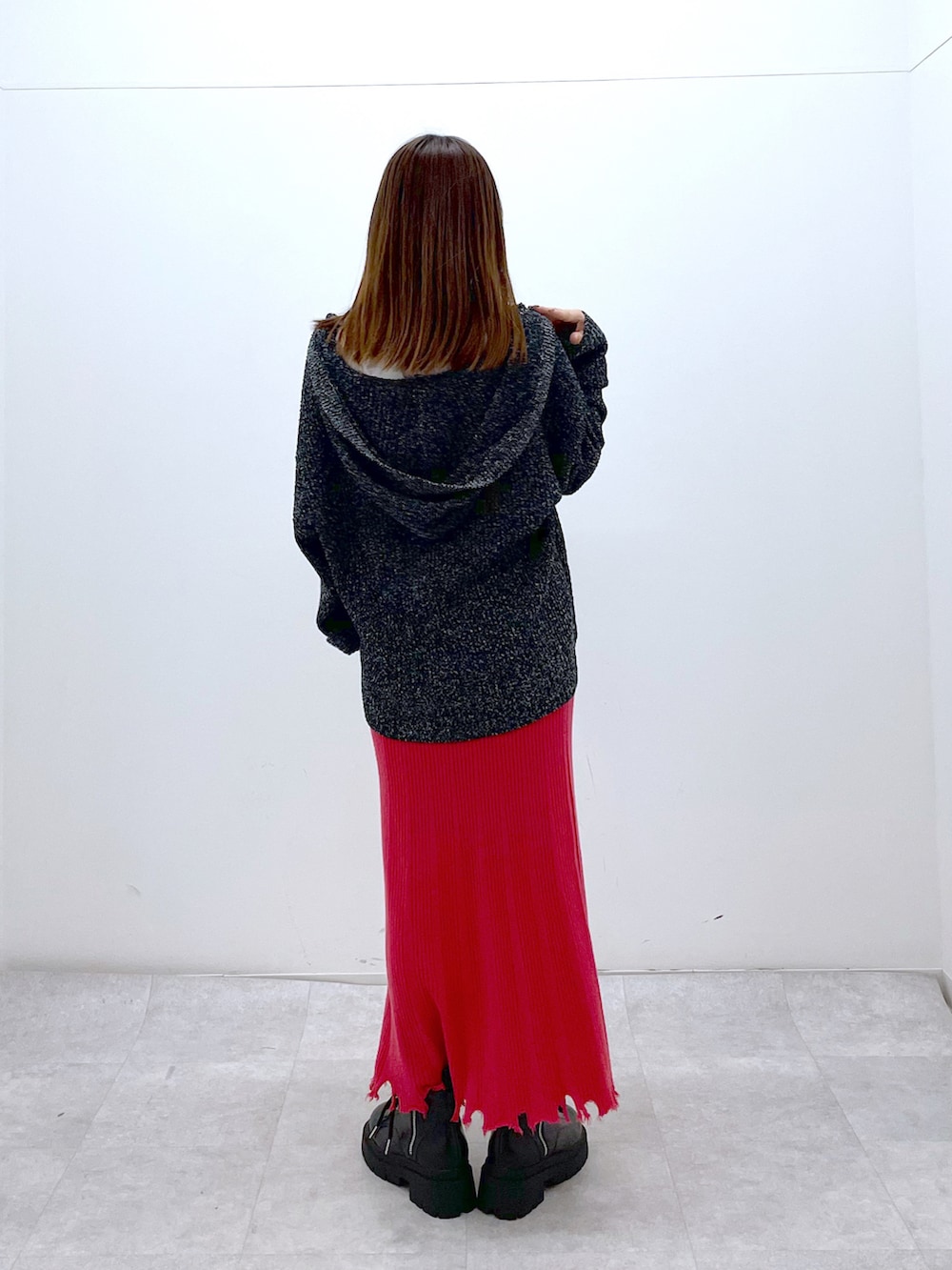 「きれいめカジュアル、ニット、ブーツ、ビビッドカラー、ゆるコーデ、PAGEBOY、おでかけコーデ、休日スタイル、ロングスカート、低身長女子」｜「PAGEBOYのレースアップショートブーツ（ブーツ、ブラック系）」を使った、ayaさん（レディース・152cm）の冬コーディネートの3枚目の写真