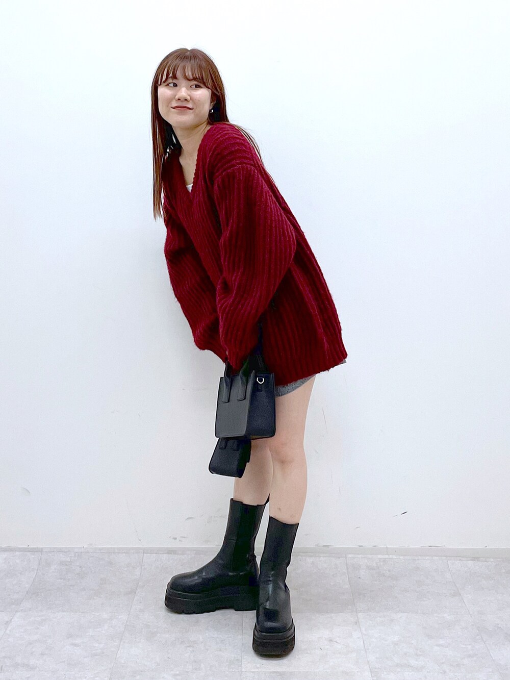 「冬コーデ、クリスマスに着たい服、マイベストコーデ2022、赤、休日スタイル、ショートパンツ、PAGEBOY、pageboylim、低身長コーデ、シンプルコーデ」｜「PAGEBOYのコンビスクエアバッグ（ショルダーバッグ、ブラック系）」を使った、ayaさん（レディース・152cm）の冬コーディネートの3枚目の写真