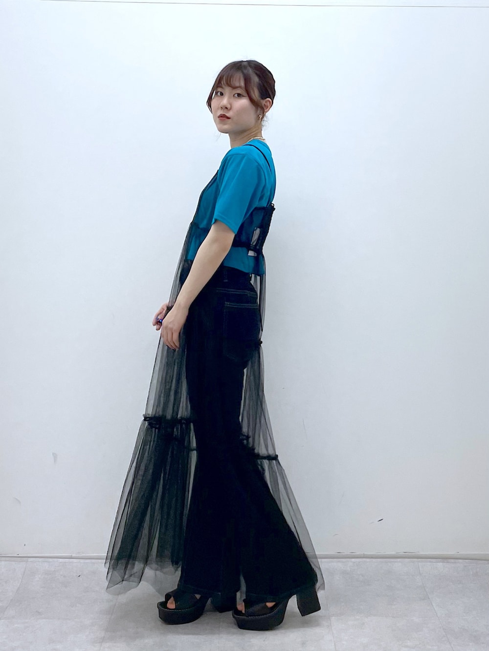 「このスタイルがお気に入り、レイヤードスタイル、キャミワンピ、厚底シューズ、お出かけコーデ、夏だ！Tシャツ着よう！、夏コーデ、休日スタイル、PAGEBOY、チュール」｜「PAGEBOYのマルチファンクションコンパクトT（Tシャツ/カットソー、ブルー系）」を使った、ayaさん（レディース・152cm）の夏コーディネートの3枚目の写真