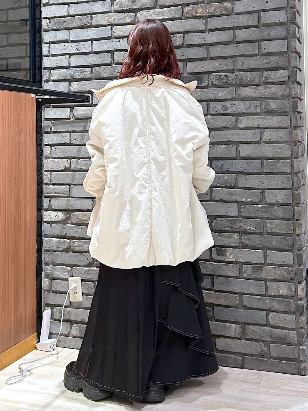 「クリスマスに着たい服、ニット、テーマパークコーデ、マイベストコーデ2024、冬コーデ、休日スタイル、赤、きれいめカジュアル、PAGEBOY、骨格ウェーブ」｜「PAGEBOYのバルーンMA-1（MA-1、ホワイト系）」を使った、ayaさん（レディース・152cm）の冬コーディネートの4枚目の写真