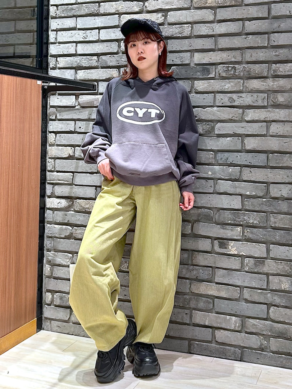 「今日のコーデ、春服コーデ、ゆるコーデ、グレー、ラクチンコーデ、キャップ、デニム、ラフコーデ、春カラー、PAGEBOY、PBLIM」｜「PBLIMの《UNISEX》バルーンデニム（デニムパンツ、イエロー系）」を使った、ayaさん（骨格ウェーブ・レディース・152cm）の春コーディネートの2枚目の写真