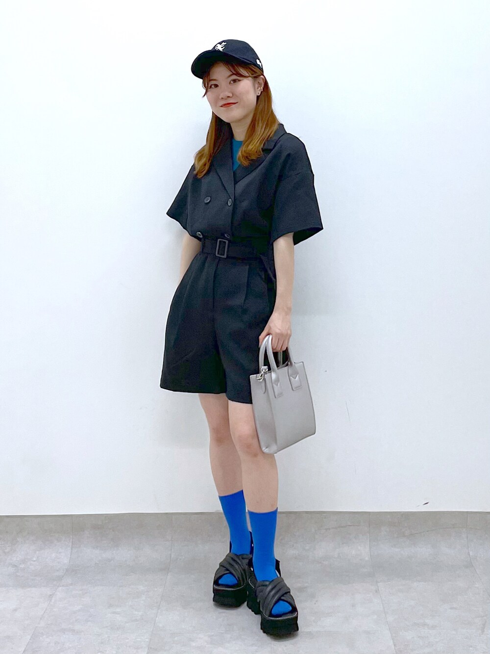 「PAGEBOY、コンビネゾン、ブラック、夏コーデ、オールインワン、サンダル、サンダルに靴下、バッグ、カジュアル、低身長、厚底シューズ、キャップ、厚底サンダル」｜「PAGEBOYのボリュームクロススポサン（サンダル、ブラック系）」を使った、ayaさん（レディース・152cm）の春コーディネートの2枚目の写真