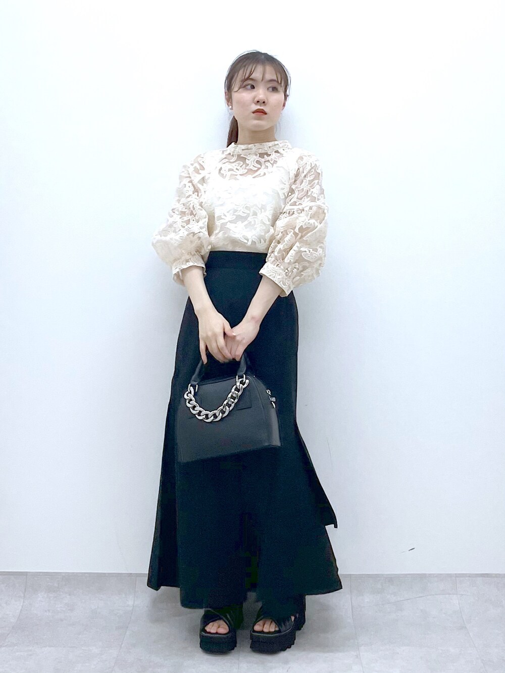 「ごきげんウィーク、PAGEBOY、デート、デートスタイル（WOMEN）、スカート、ブラウス、ブラウスコーデ、休日スタイル、キレイめ、低身長コーデ、厚底シューズ」｜「PAGEBOYのチェーンミニボストンバッグ（ショルダーバッグ、ブラック系）」を使った、ayaさん（レディース・152cm）の春コーディネートの4枚目の写真