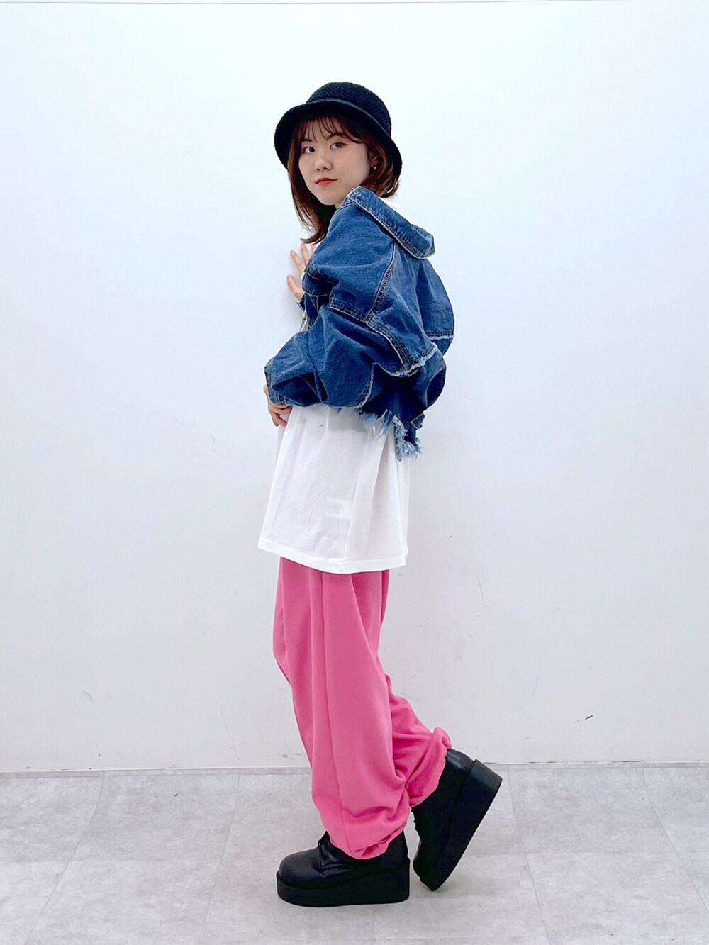 「いまどきジャケット写真、ピンク、春服コーデ、スウェット、デニムジャケット、おでかけコーデ、ショートブーツ、休日スタイル、カラーパンツ、春コーデ、PAGEBOY、pageboylim」｜「PBLIMのPAGEBOYLIM/ワイドスウェットパンツ（スウェットパンツ、ピンク系）」を使った、ayaさん（レディース・152cm）の春コーディネートの4枚目の写真