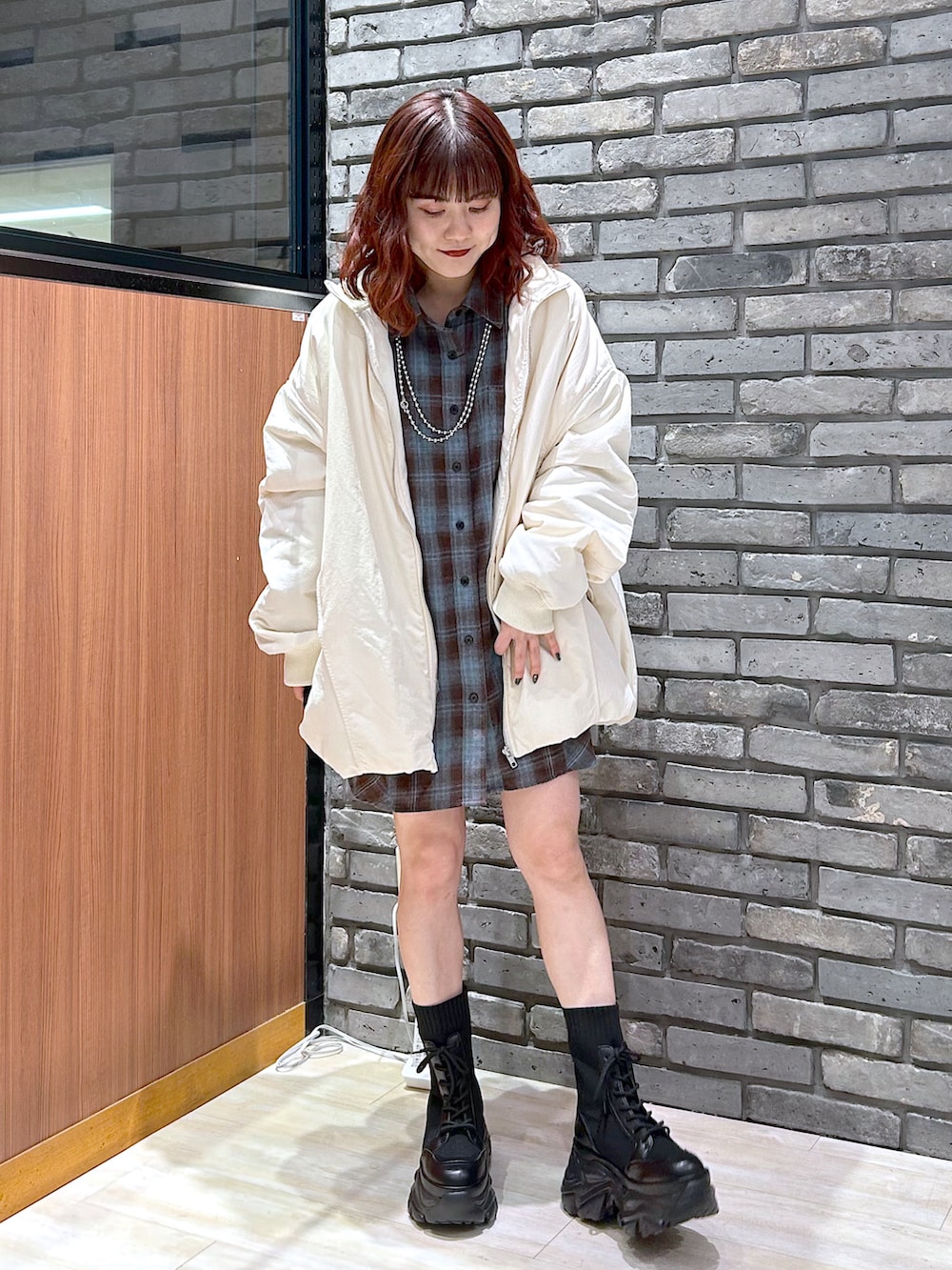 「最近のいい感じコーデ、冬アウター、冬コーデ、スニーカー、ブーツ、クリスマスに着たい服、PAGEBOY、チェック、チェックシャツ、カジュアルスタイル、MA-1」｜「PAGEBOYのキモウオンブレチェックシャツ（シャツ/ブラウス、ブラウン系）」を使った、ayaさん（レディース・152cm）の秋コーディネートの2枚目の写真