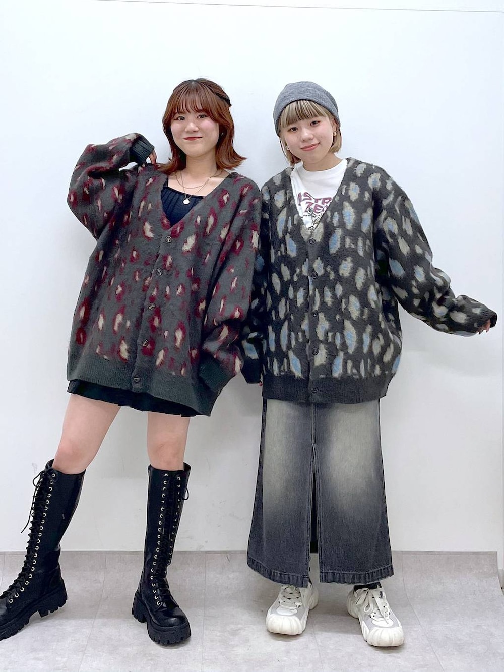 ブルー系のカーディガン/ボレロ、レッド系のカーディガン/ボレロ、ブラック系のブーツを着用したレディースの秋コーディネートの2枚目の写真