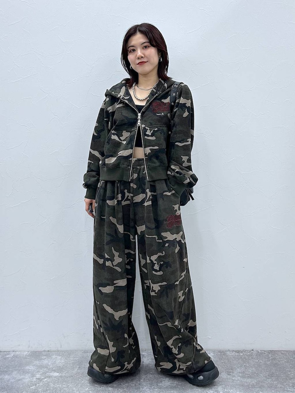 その他のスウェットパンツを着用したレディースの秋コーディネートの2枚目の写真