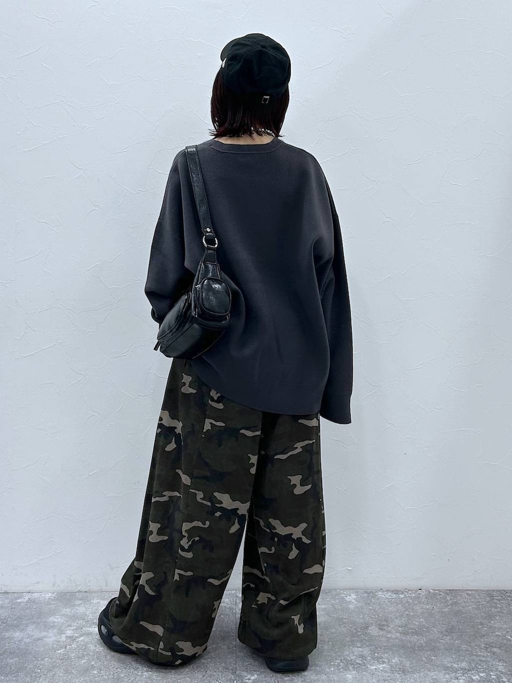 その他のスウェットパンツ、グレー系のニット/セーター、ブラック系のキャップを着用したレディースの秋コーディネートの6枚目の写真