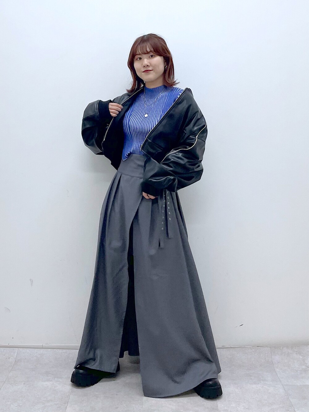 「ロングスカート、休日スタイル、ブーツ、PAGEBOY、レザージャケット、モード、骨格ウェーブ、低身長コーデ、152cm、秋冬コーデ」｜「PAGEBOYのフェイクレザーパイピングショートブルゾン（ブルゾン、ブラック系）」を使った、ayaさん（レディース・152cm）の秋コーディネートの2枚目の写真