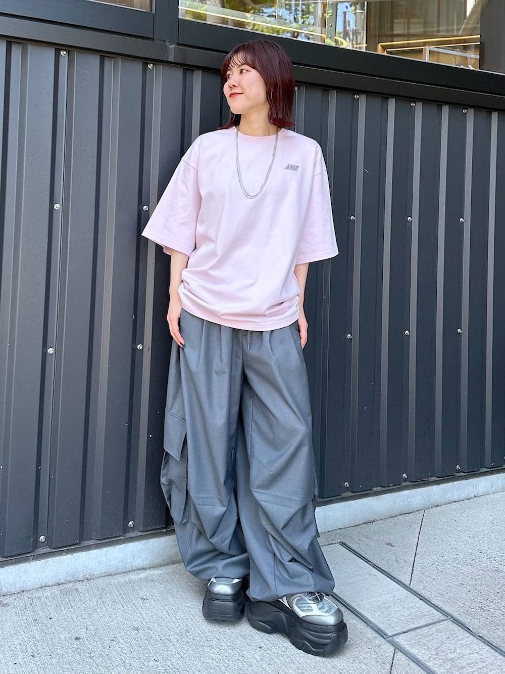 「低身長、カジュアル、差し色コーデ、休日コーデ、PAGEBOY、どっと変わっちゃえ、骨格ウェーブ_PAGEBOY、Anui」｜「Anuiの【UNISEX/3サイズ展開】TRタックパラシュートパンツ（カーゴパンツ、グレー系）」を使った、ayaさん（レディース・152cm）の春コーディネートの2枚目の写真