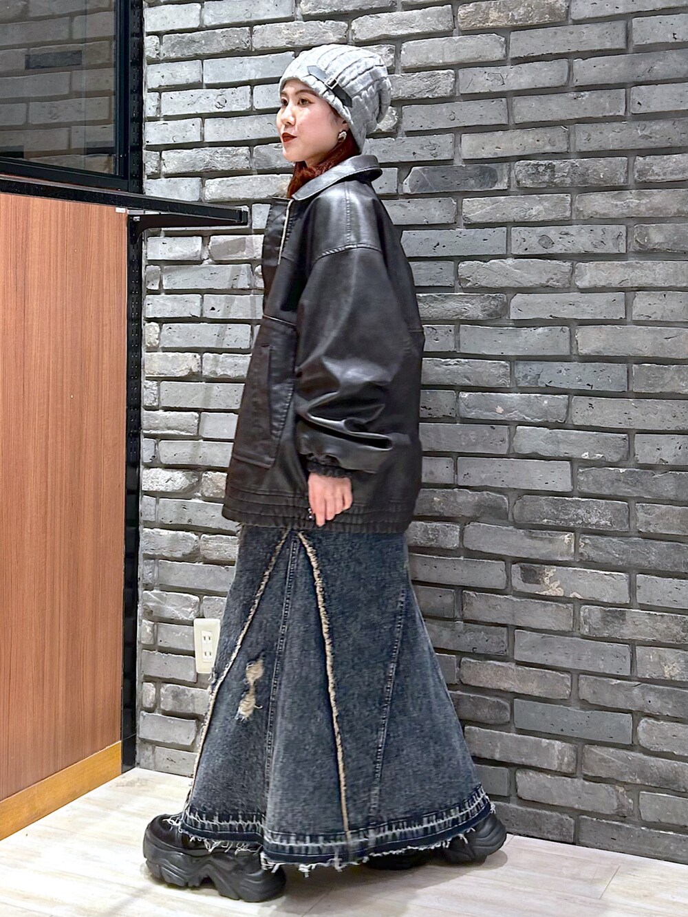 「カジュアルスタイル、秋冬コーデ、冬のコーデ、今日のコーデ、スカートコーデ、低身長コーデ、PAGEBOY、レザー、レザージャケット、デニムスカート」|「PAGEBOYのサンドヴィンテージレザーブルゾン(ブルゾン、ブラック系)」を使った、ayaさん(骨格ウェーブ・レディース・152cm)の冬コーディネートの4枚目の写真