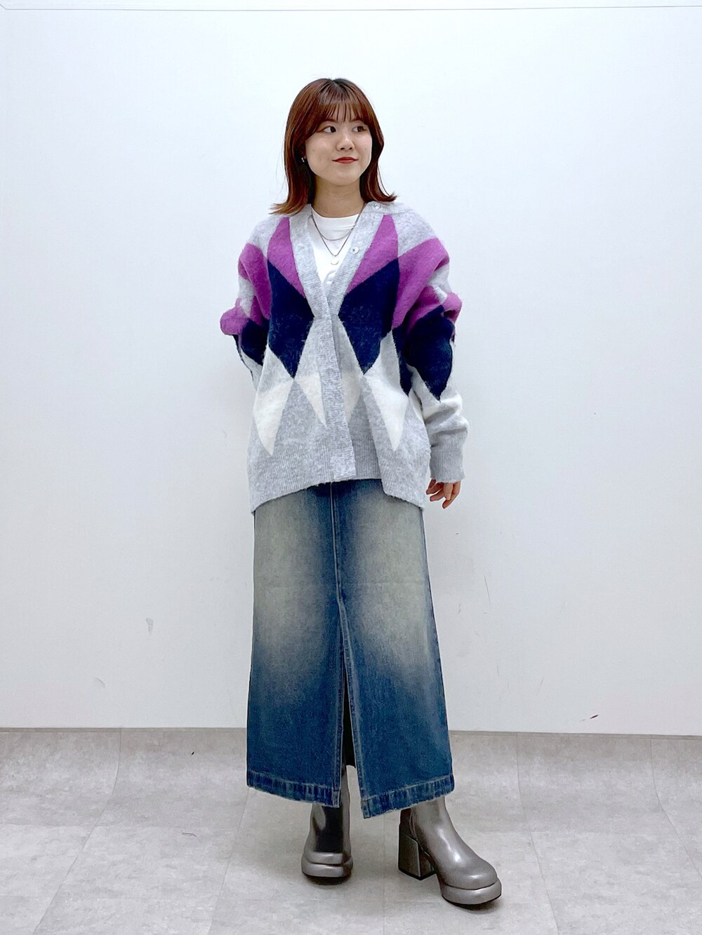 ブルー系のスカート、その他のブーツ、グレー系のカーディガン/ボレロを着用したレディースの秋コーディネートの2枚目の写真