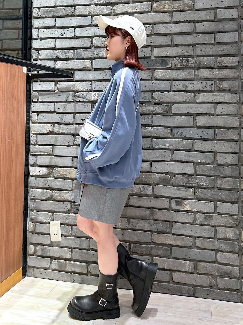 「春先取り、ラフコーデ、シンプルスタイル、オーバーサイズ、パンツスタイル、グレー、パンツコーデ、ブーツスタイル、PAGEBOY、キャップ、トラックスウェット、メンズライク」｜「PAGEBOYのアソートエンジニアブーツ（ブーツ、ブラック系）」を使った、ayaさん（骨格ウェーブ・レディース・152cm）の冬コーディネートの4枚目の写真