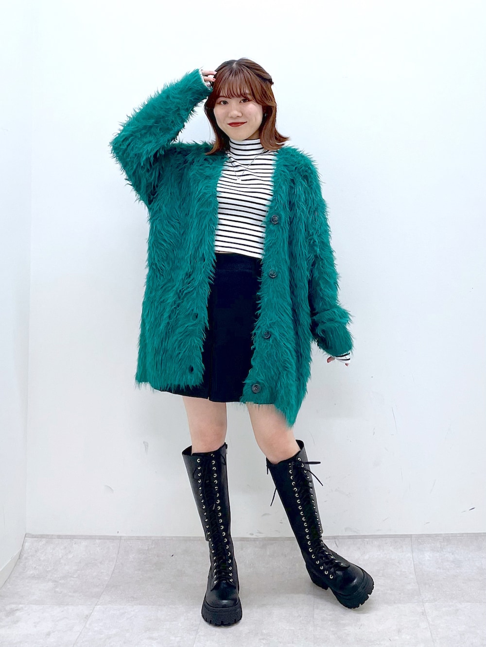 グリーン系のカーディガン/ボレロ、ブラック系のその他パンツ、ホワイト系のTシャツ/カットソーを着用したレディースの秋コーディネートの2枚目の写真