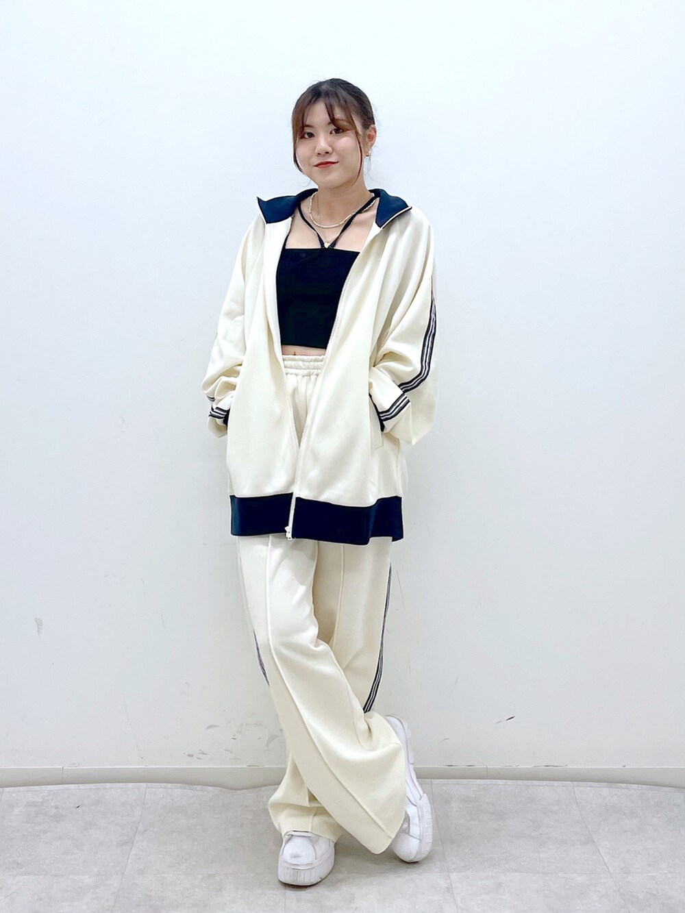 「アツいコーデ全部見せ、モノトーン、ストリート、厚底シューズ、セットアップ、休日スタイル、PAGEBOY、pageboylim、トラックジャケット、秋コーデ」｜「PBLIMのPAGEBOYLIM/トラックジャージパンツ（その他パンツ、ホワイト系）」を使った、ayaさん（レディース・152cm）の夏コーディネートの3枚目の写真