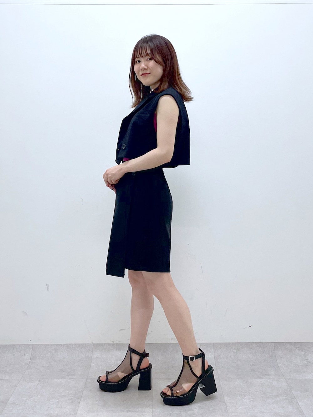 「厚底シューズ、セットアップ、春夏コーデ、初夏コーデ、休日スタイル、夏コーデ、PAGEBOY、着回しコーデ、低身長コーデ、骨格ウェーブ」｜「PAGEBOYのショートベスト（その他アウター、ブラック系）」を使った、ayaさん（レディース・152cm）の春コーディネートの3枚目の写真