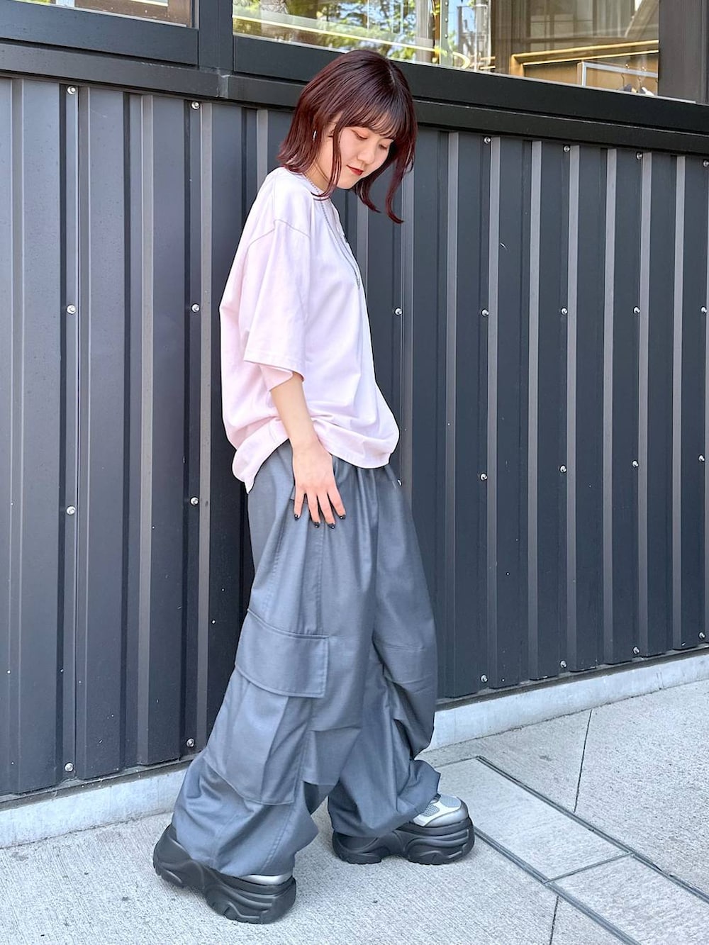 「低身長、カジュアル、差し色コーデ、休日コーデ、PAGEBOY、どっと変わっちゃえ、骨格ウェーブ_PAGEBOY、Anui」｜「Anuiの【UNISEX/3サイズ展開】TRタックパラシュートパンツ（カーゴパンツ、グレー系）」を使った、ayaさん（レディース・152cm）の春コーディネートの4枚目の写真
