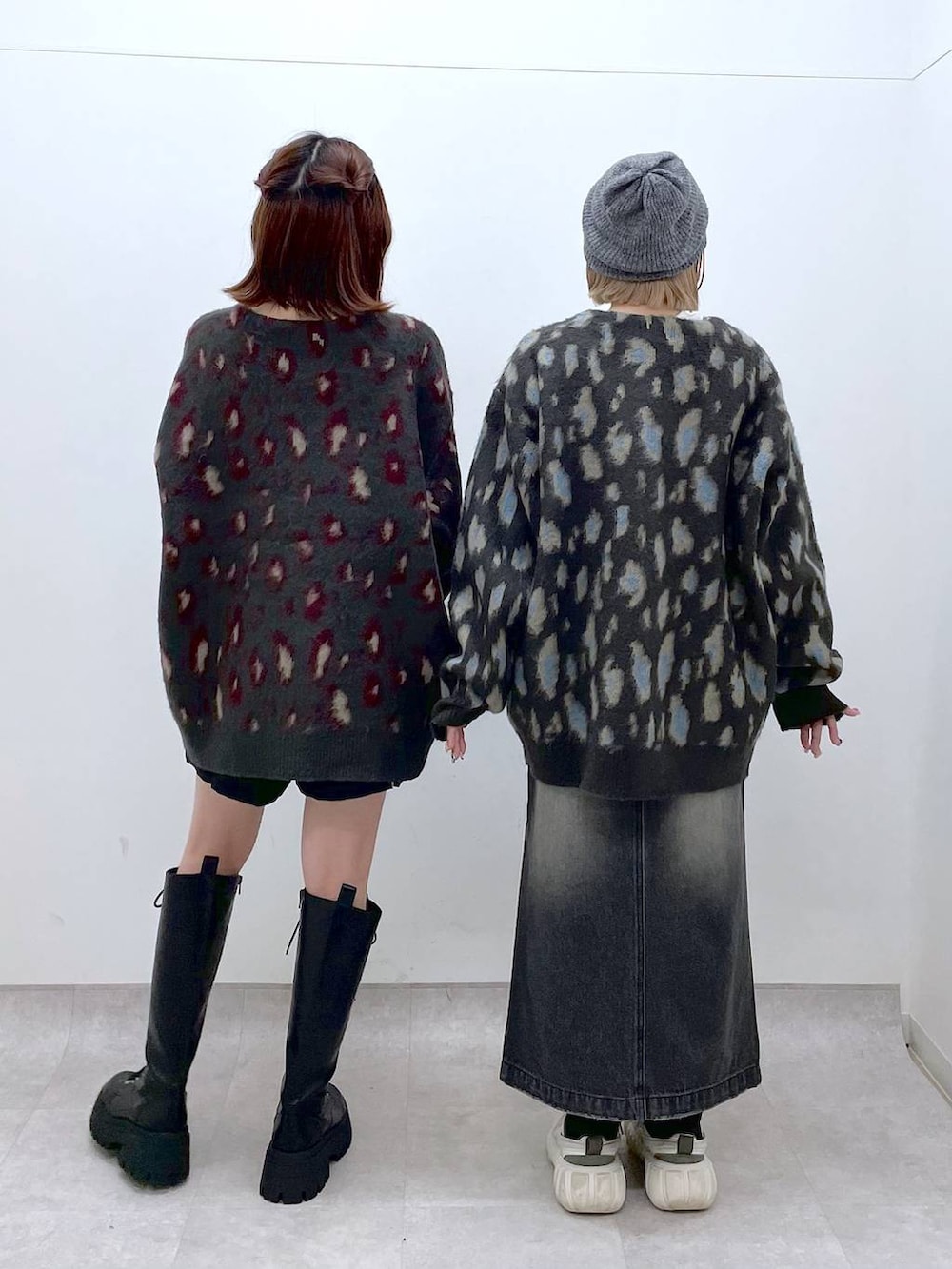 ブルー系のカーディガン/ボレロ、レッド系のカーディガン/ボレロ、ブラック系のブーツを着用したレディースの秋コーディネートの4枚目の写真