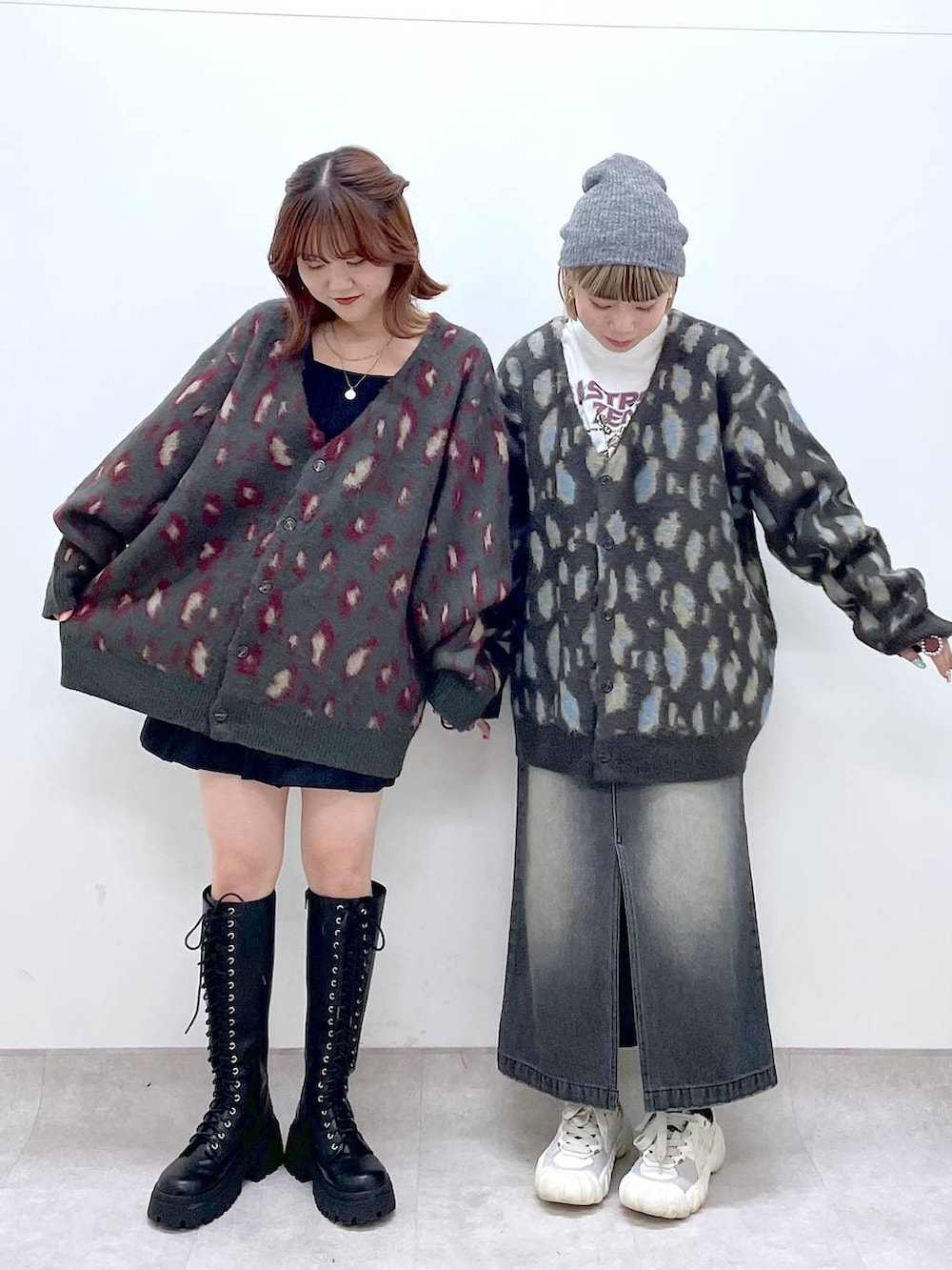 ブルー系のカーディガン/ボレロ、レッド系のカーディガン/ボレロ、ブラック系のブーツを着用したレディースの秋コーディネートの3枚目の写真