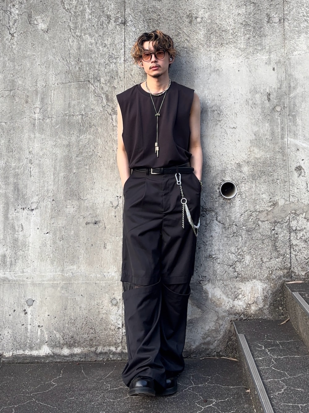 ブラック系のその他シューズ、ブラック系のスラックス、ブラック系のタンクトップを着用したメンズの夏コーディネートの2枚目の写真