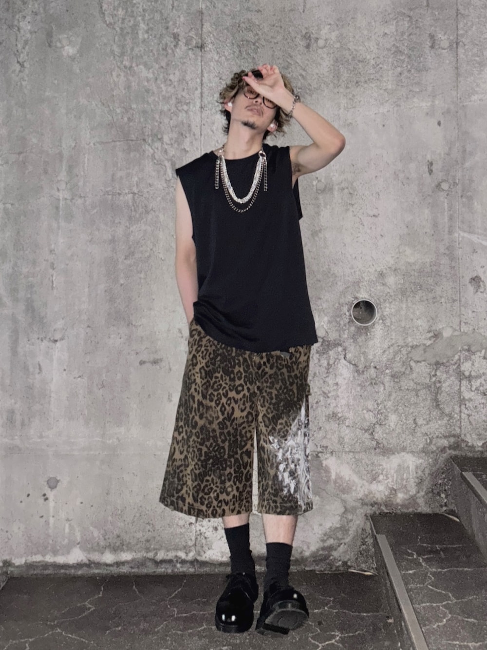 ブラック系のその他シューズ、その他のその他パンツ、ブラック系のタンクトップを着用したメンズの夏コーディネートの3枚目の写真