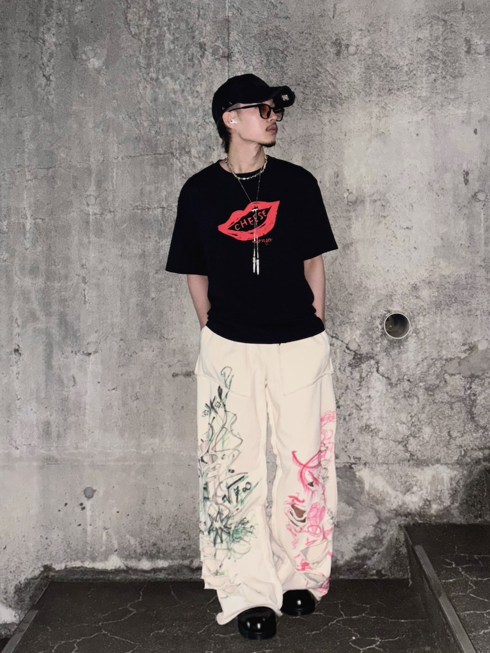 ブラック系のTシャツ/カットソー、ホワイト系のスウェットパンツ、ブラック系のその他シューズを着用したメンズの夏コーディネートの3枚目の写真