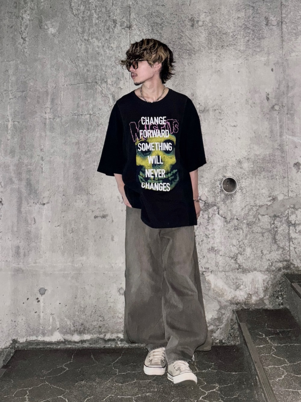 「夏、ラフ、グランジ、カジュアルコーデ、サングラス、ビッグシルエット、バンドT、黒Tシャツ、GRANCY、ウォレットチェーン、ブラウン、デニム、ワイドパンツ、converse、スニーカーコーデ」｜「GRANCYの【GRANCY】ZipDesign Buggy DenimPants / ジップデザイン バギーデニム パンツ（デニムパンツ、ブラウン系）」を使った、yuさん（メンズ・167cm）の夏コーディネートの3枚目の写真
