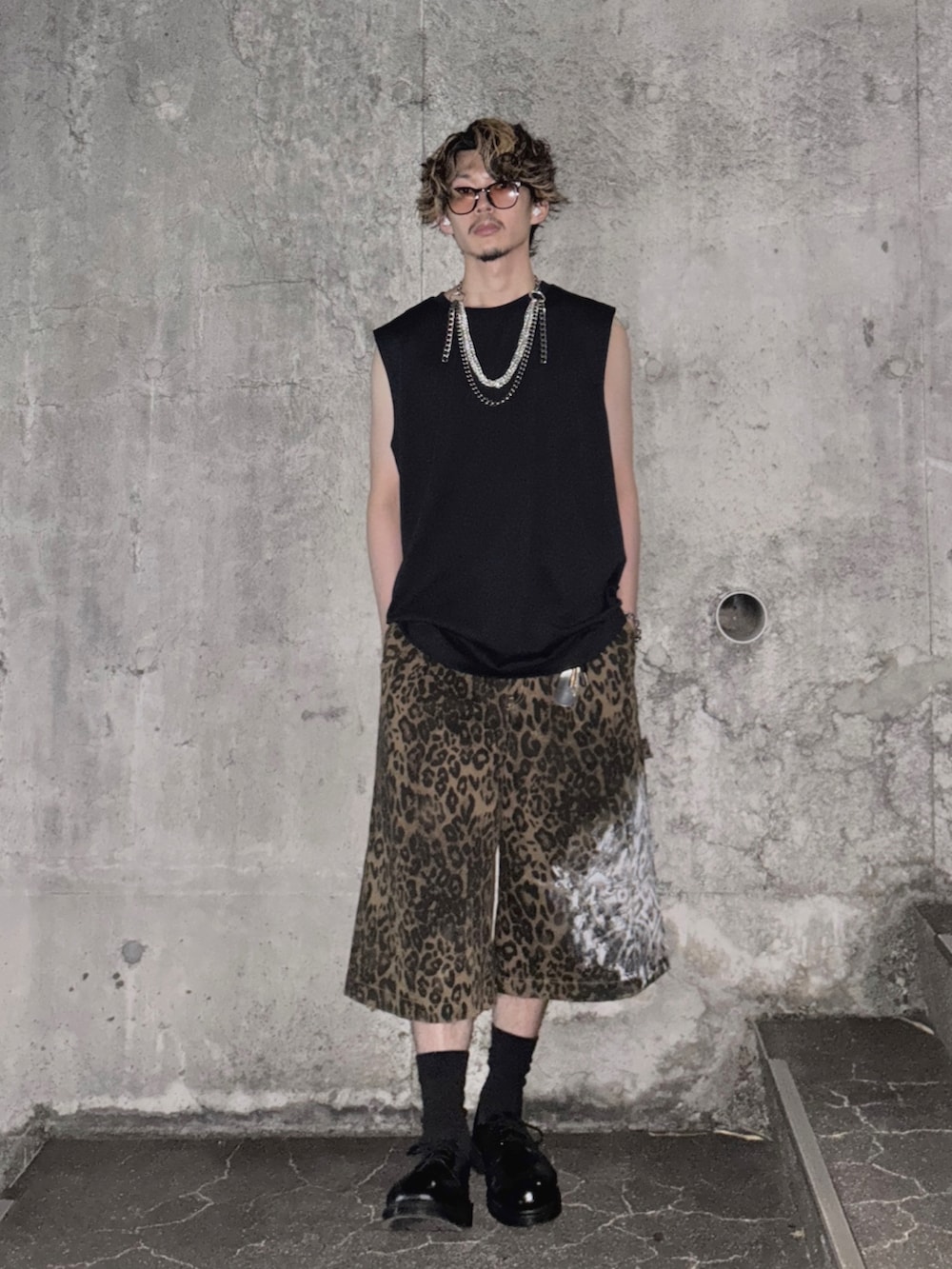 ブラック系のその他シューズ、その他のその他パンツ、ブラック系のタンクトップを着用したメンズの夏コーディネートの2枚目の写真