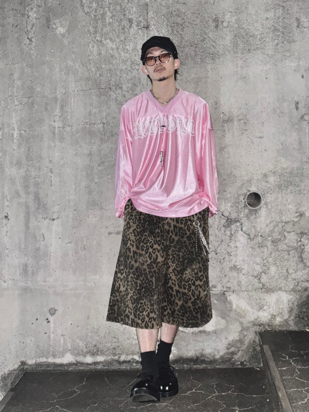 ピンク系のTシャツ/カットソー、ブラック系のその他シューズ、その他のその他パンツを着用したメンズの夏コーディネートの3枚目の写真