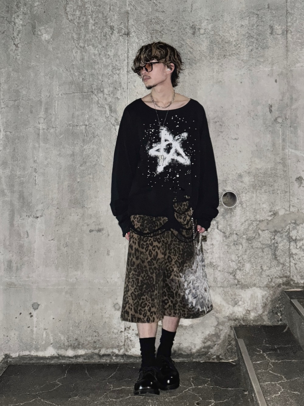 その他のその他パンツ、ブラック系のその他シューズ、ブラック系のTシャツ/カットソーを着用したメンズの夏コーディネートの3枚目の写真