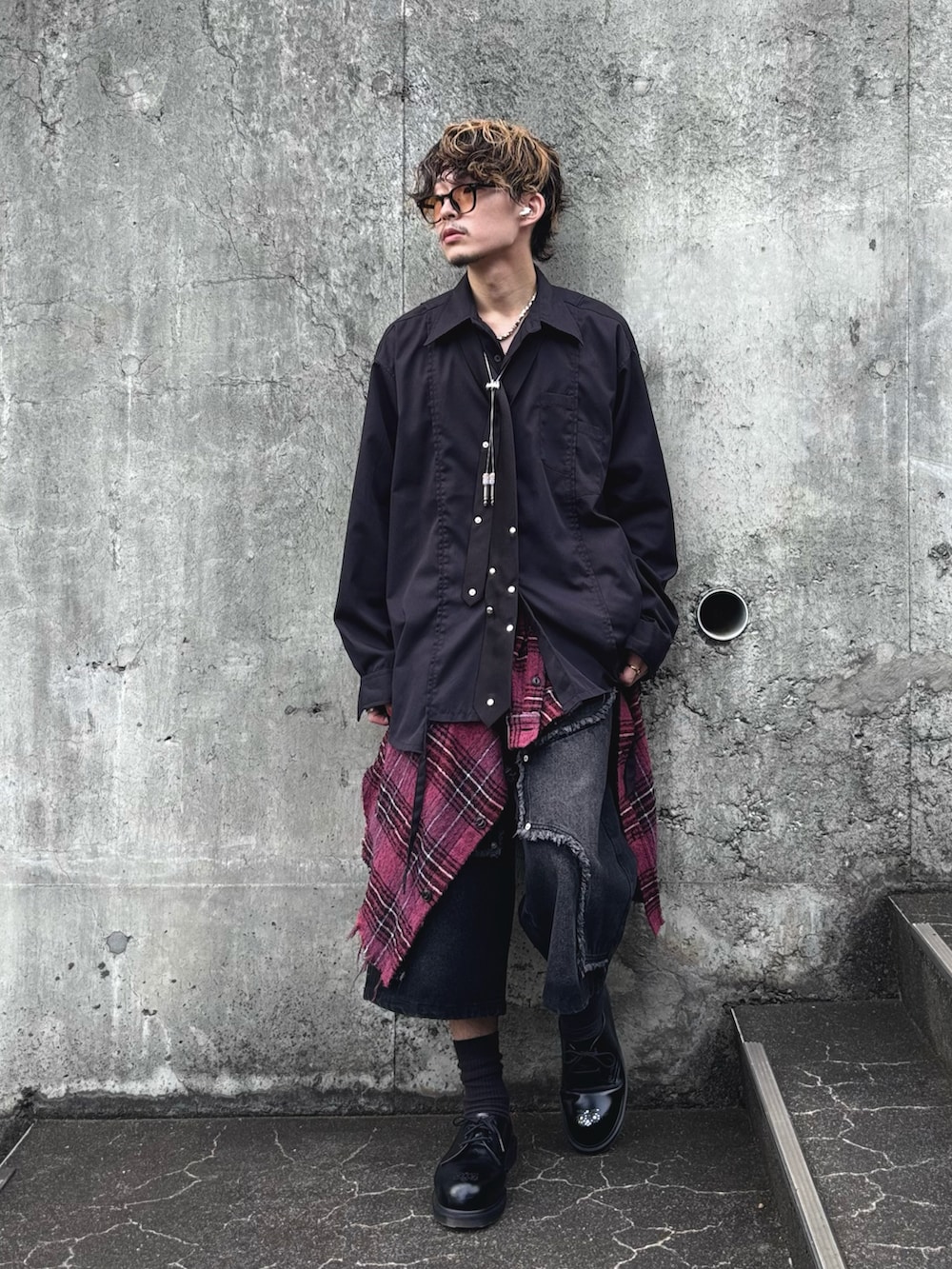 ブラック系のネクタイ、ブラック系のシャツ/ブラウス、ブラック系のデニムパンツを着用したメンズの夏コーディネートの2枚目の写真