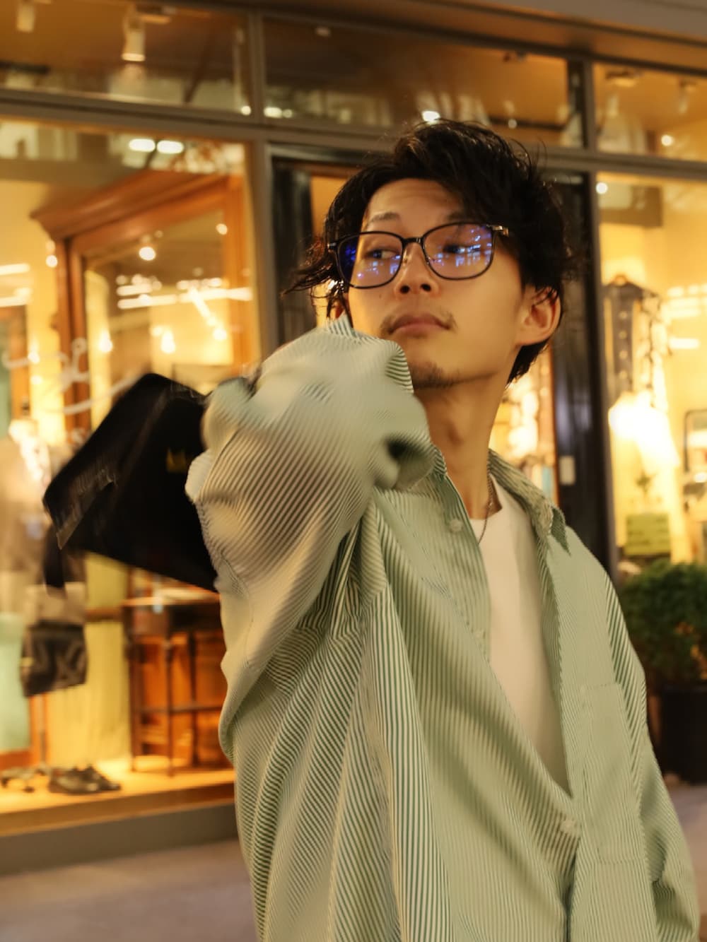 グリーン系のシャツ/ブラウス、グリーン系のスラックス、ブラック系のスニーカーを着用したメンズの夏コーディネートの2枚目の写真