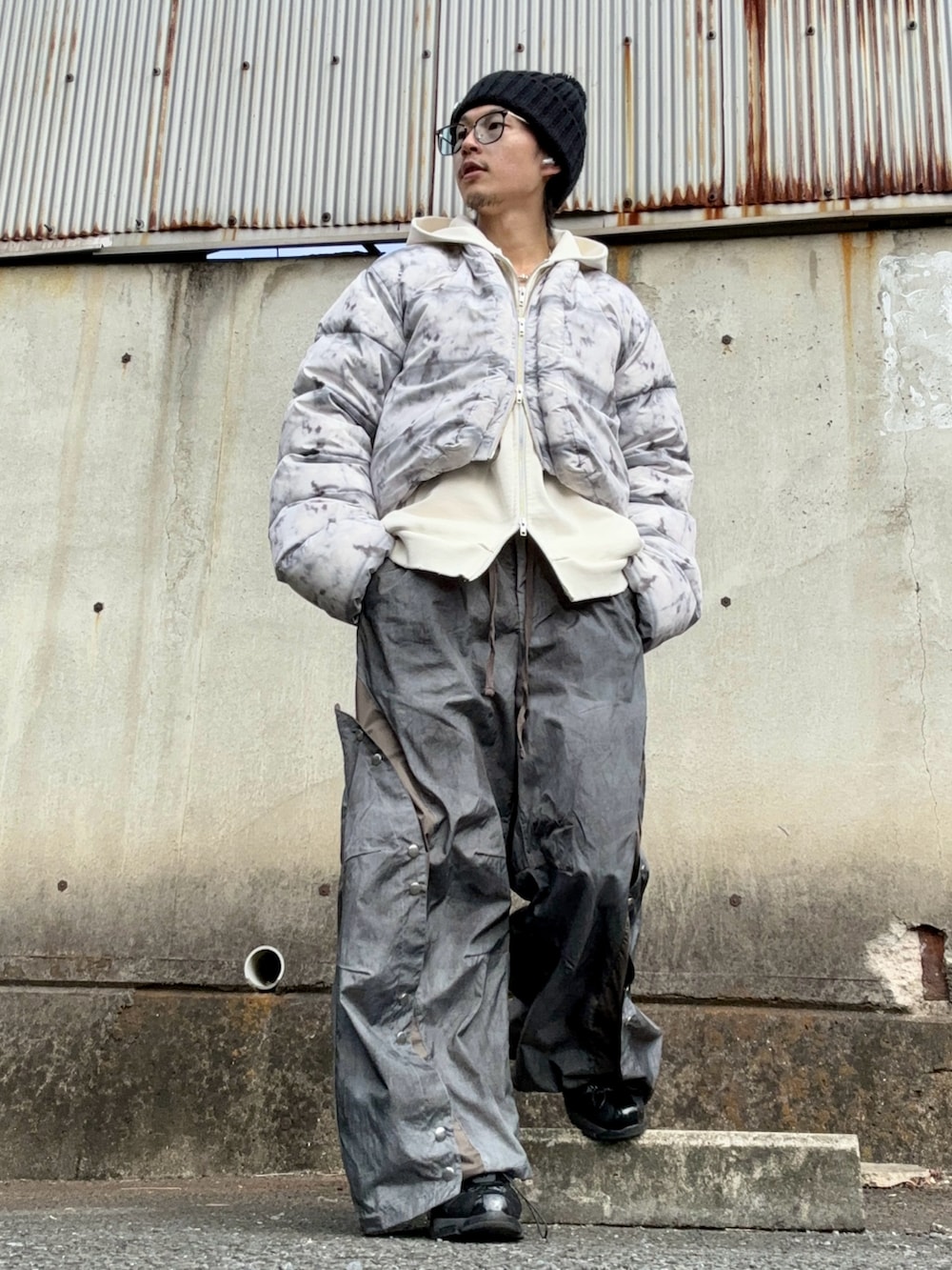 ホワイト系のダウンジャケット/コート、ホワイト系のパーカー、グレー系のその他パンツを着用したメンズの冬コーディネートの2枚目の写真
