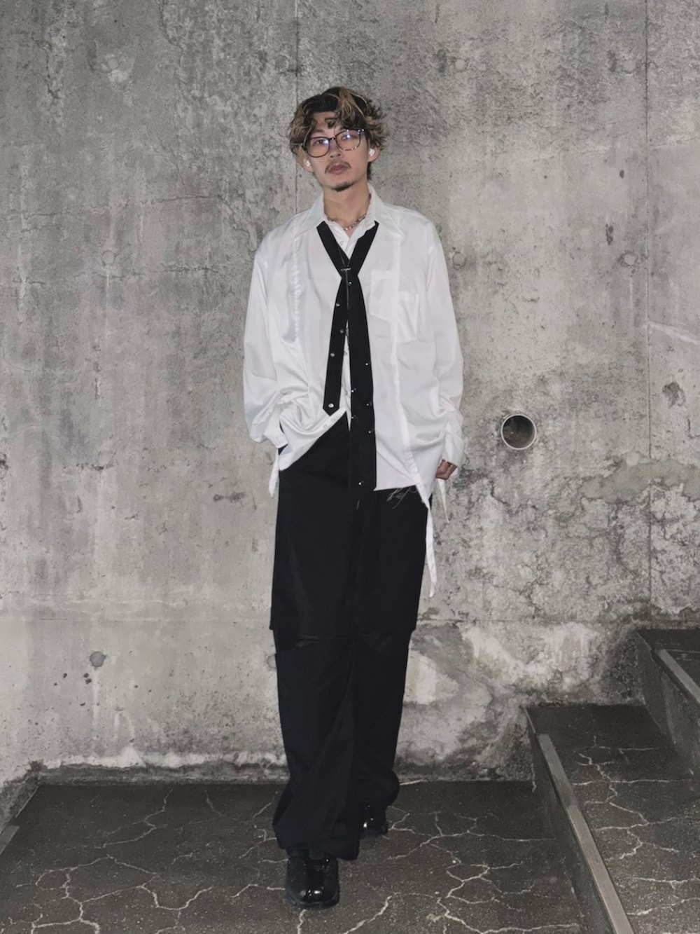 「キレイめ、きれいめカジュアル、モノトーン、モノトーンコーデ、シンプルスタイル、黒コーデ、メガネ男子、GRANCY、ネクタイ、ループタイ、白シャツ、黒、スラックス、FILA、スニーカー」｜「GRANCYの【GRANCY】Stereo Plug Design Loop Tie /ステレオプラグデザインループタイ（ネックレス、シルバー系）」を使った、yuさん（メンズ・167cm）の夏コーディネートの3枚目の写真