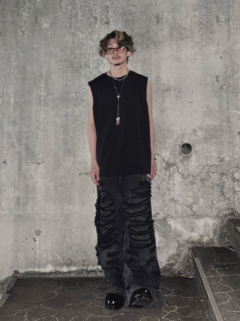 ブラック系のその他シューズ、ブラック系のデニムパンツ、ブラック系のタンクトップを着用したメンズの夏コーディネートの2枚目の写真