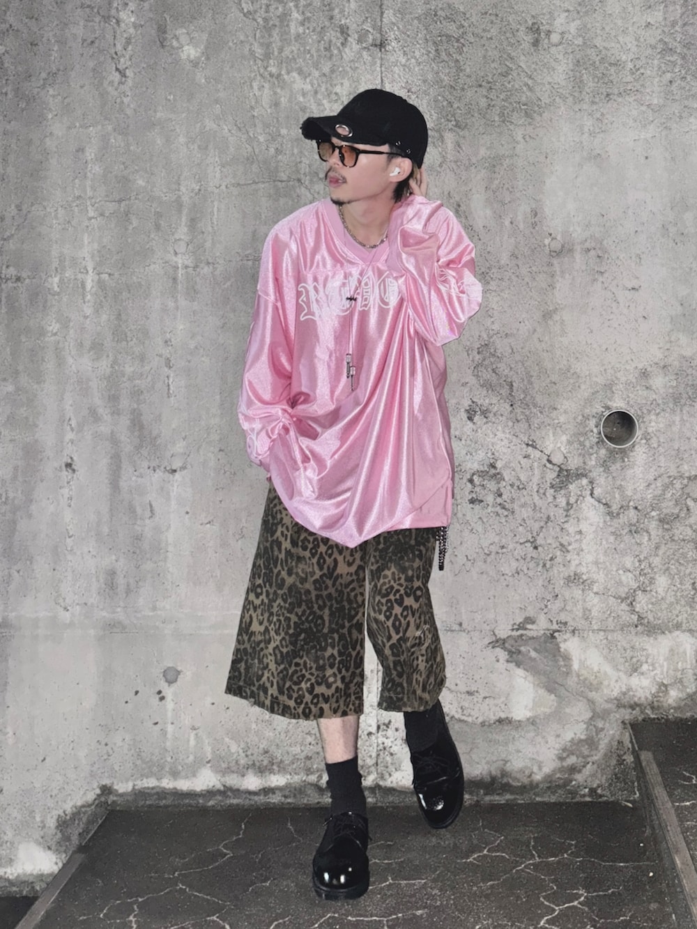 ピンク系のTシャツ/カットソー、ブラック系のその他シューズ、その他のその他パンツを着用したメンズの夏コーディネートの2枚目の写真