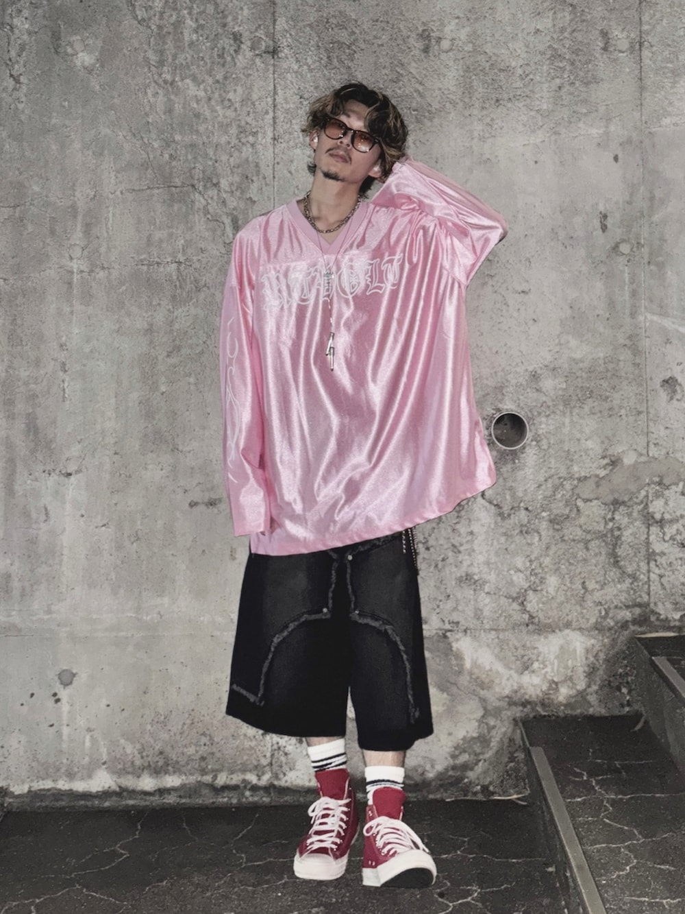 ピンク系のTシャツ/カットソー、ブラック系のデニムパンツ、レッド系のスニーカーを着用したメンズの夏コーディネートの2枚目の写真