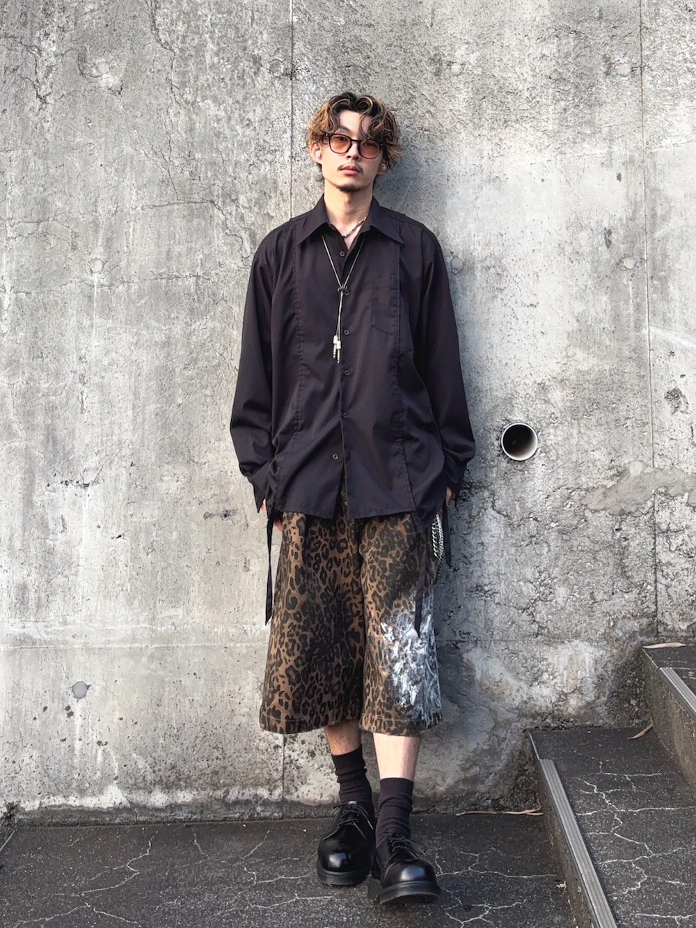 ブラック系のその他シューズ、ブラック系のシャツ/ブラウス、その他のその他パンツを着用したメンズの夏コーディネートの2枚目の写真