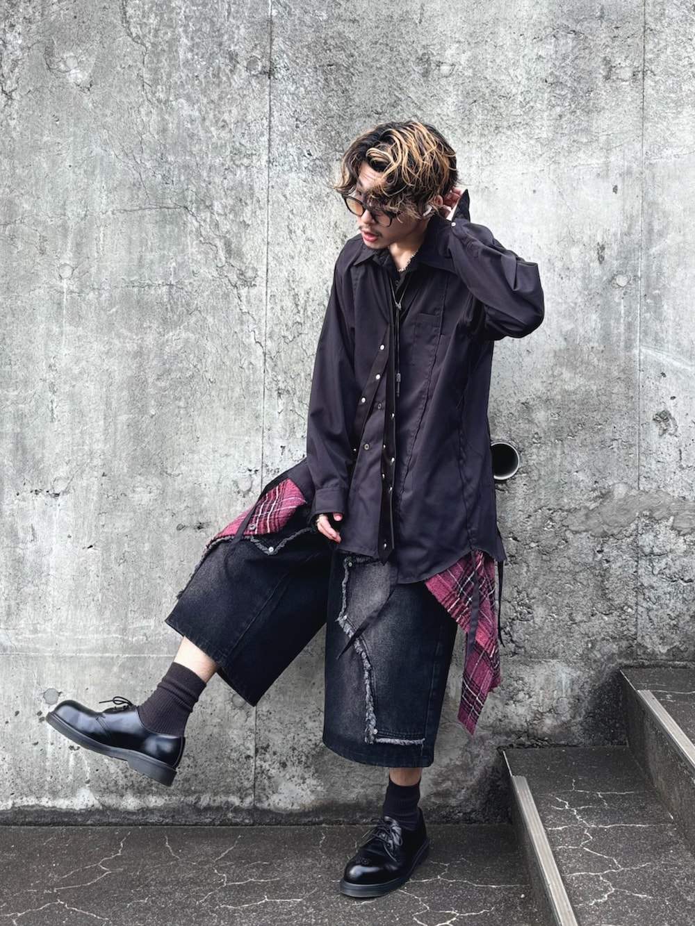 ブラック系のネクタイ、ブラック系のシャツ/ブラウス、ブラック系のデニムパンツを着用したメンズの夏コーディネートの3枚目の写真