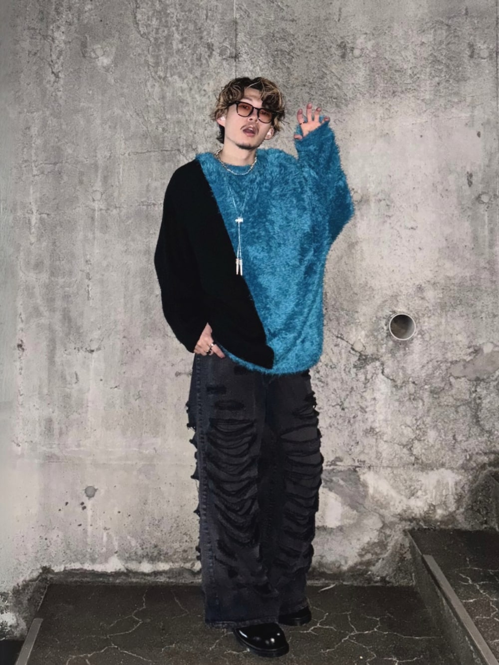 ブルー系のニット/セーター、ブラック系のデニムパンツ、ブラック系のその他シューズを着用したメンズの夏コーディネートの2枚目の写真