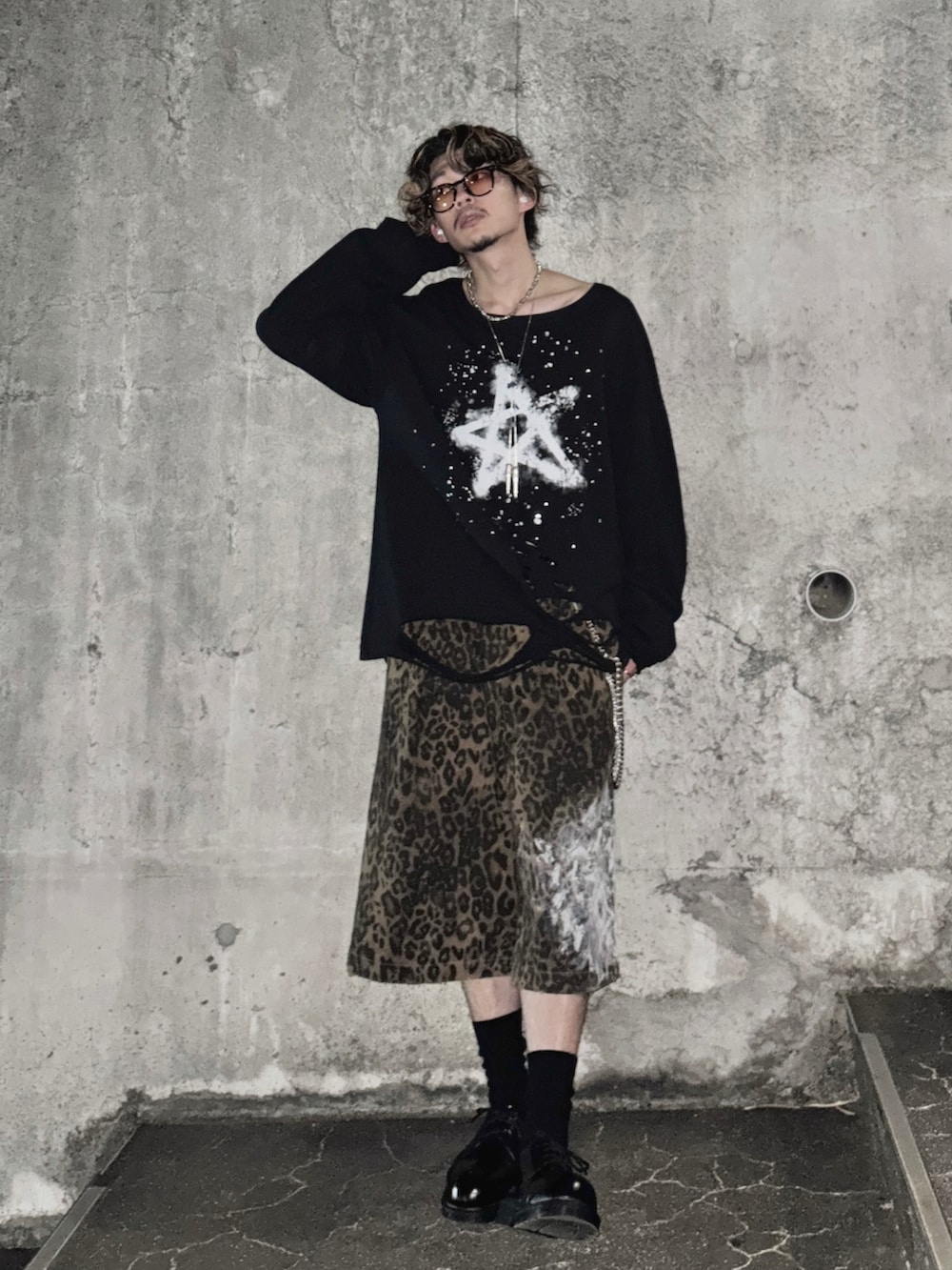 その他のその他パンツ、ブラック系のその他シューズ、ブラック系のTシャツ/カットソーを着用したメンズの夏コーディネートの2枚目の写真