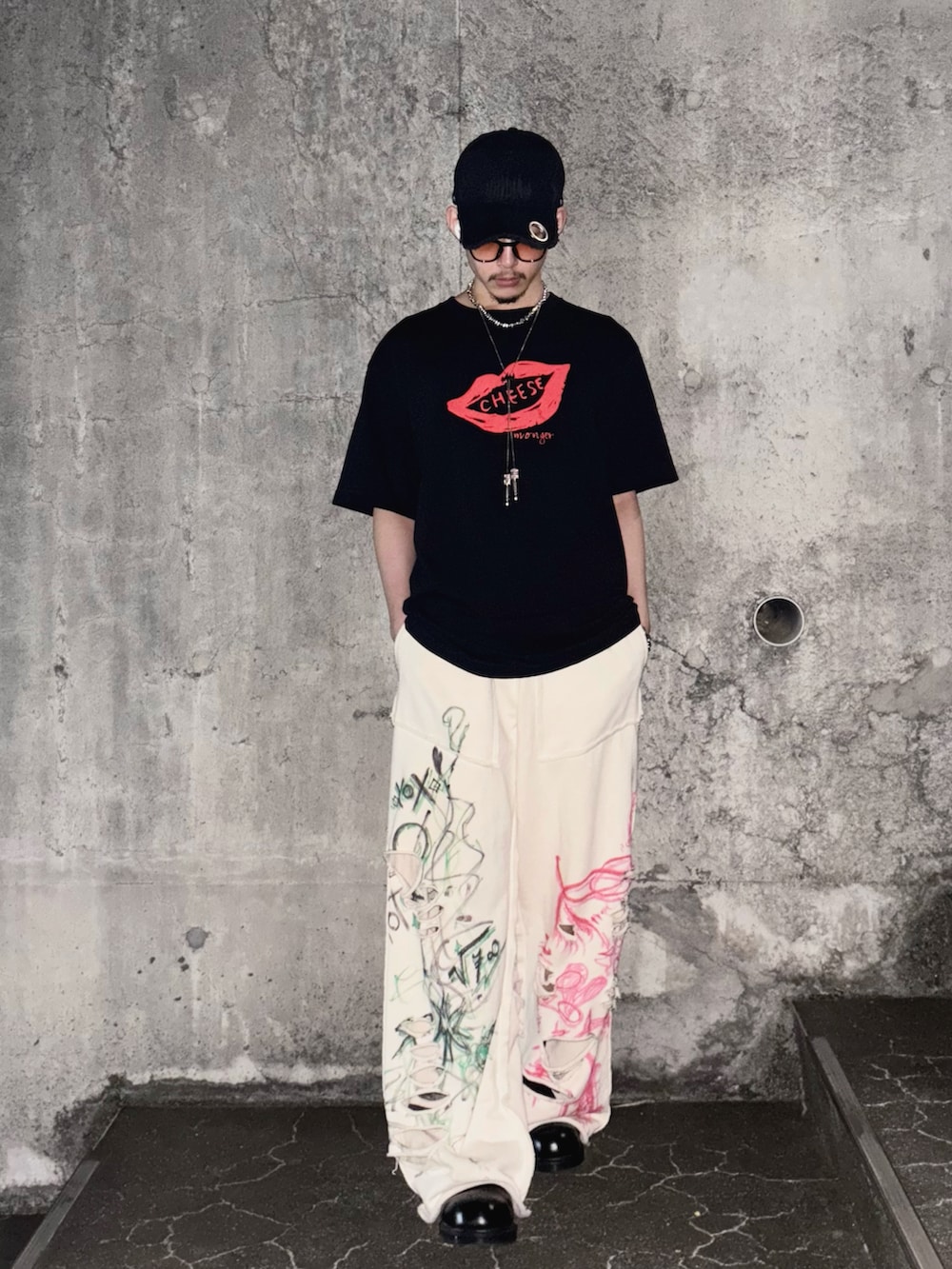 ブラック系のTシャツ/カットソー、ホワイト系のスウェットパンツ、ブラック系のその他シューズを着用したメンズの夏コーディネートの2枚目の写真