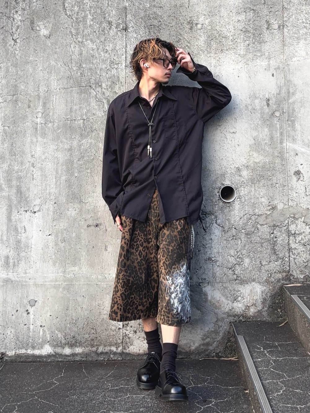 ブラック系のその他シューズ、ブラック系のシャツ/ブラウス、その他のその他パンツを着用したメンズの夏コーディネートの3枚目の写真