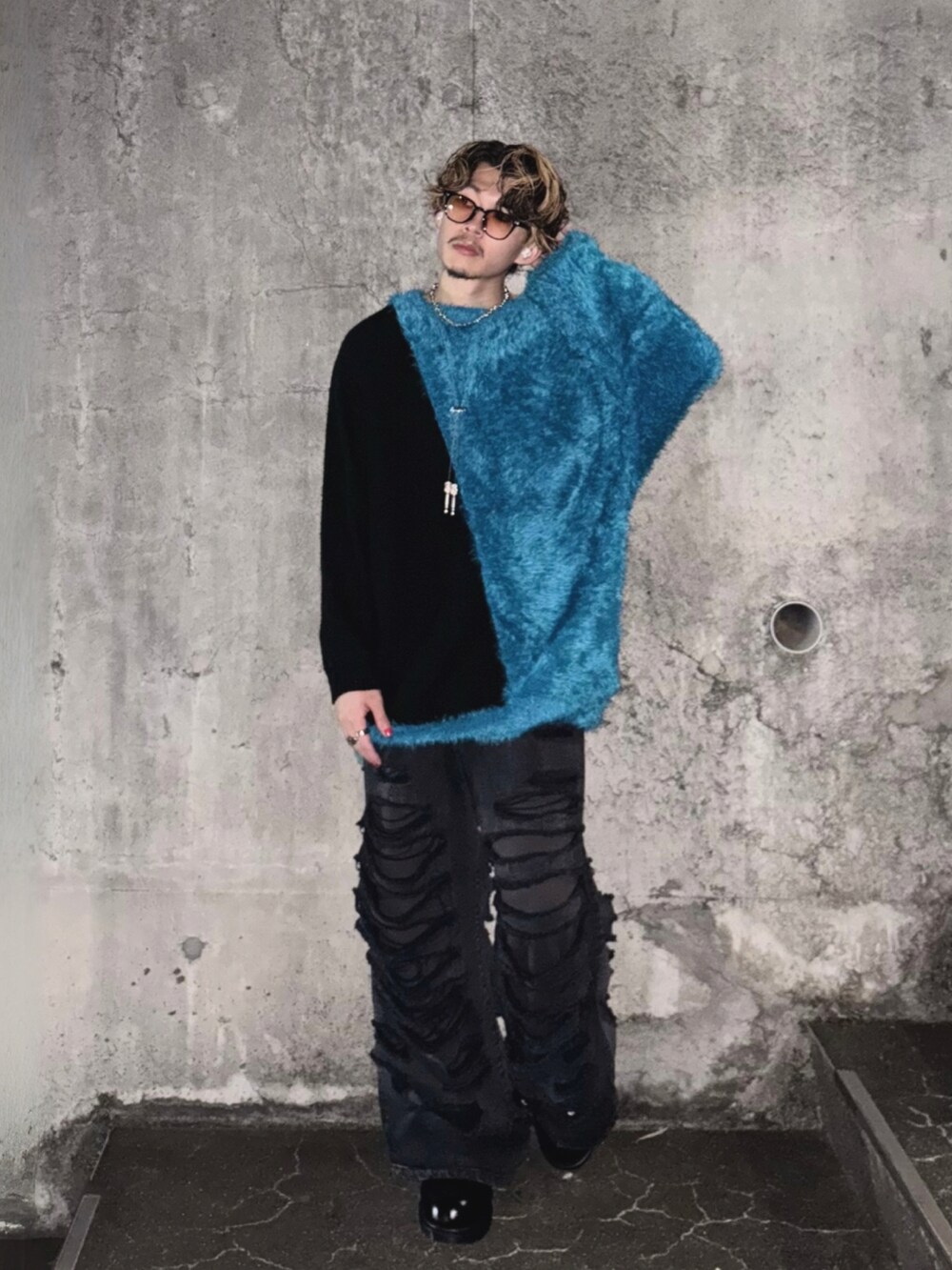 ブルー系のニット/セーター、ブラック系のデニムパンツ、ブラック系のその他シューズを着用したメンズの夏コーディネートの3枚目の写真