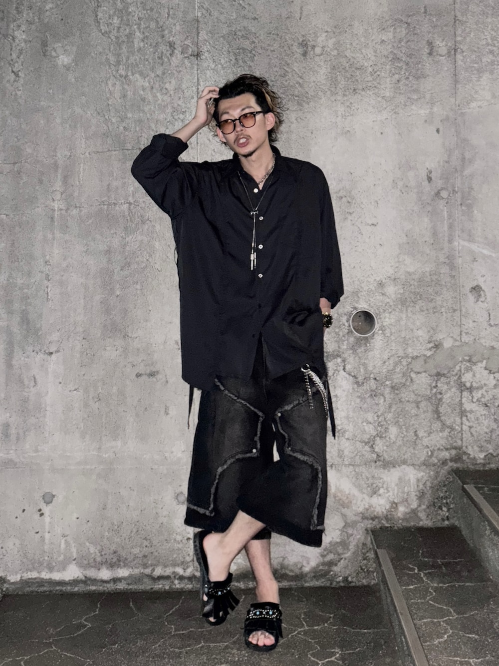 ブラック系のデニムパンツ、ブラック系のシャツ/ブラウス、ブラック系のサンダルを着用したメンズの夏コーディネートの3枚目の写真