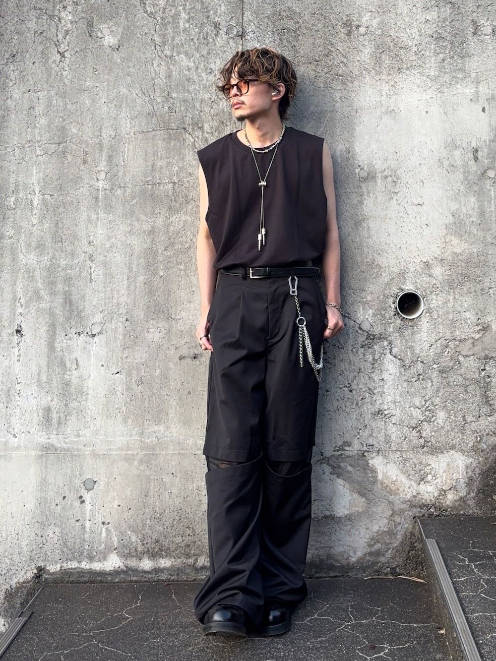 ブラック系のその他シューズ、ブラック系のスラックス、ブラック系のタンクトップを着用したメンズの夏コーディネートの3枚目の写真