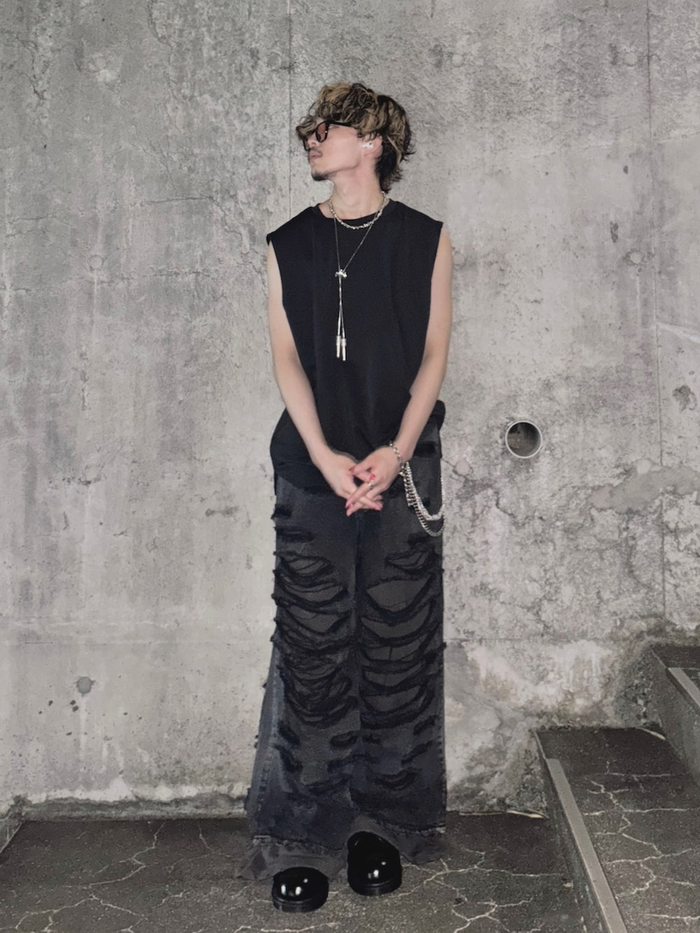 ブラック系のその他シューズ、ブラック系のデニムパンツ、ブラック系のタンクトップを着用したメンズの夏コーディネートの3枚目の写真