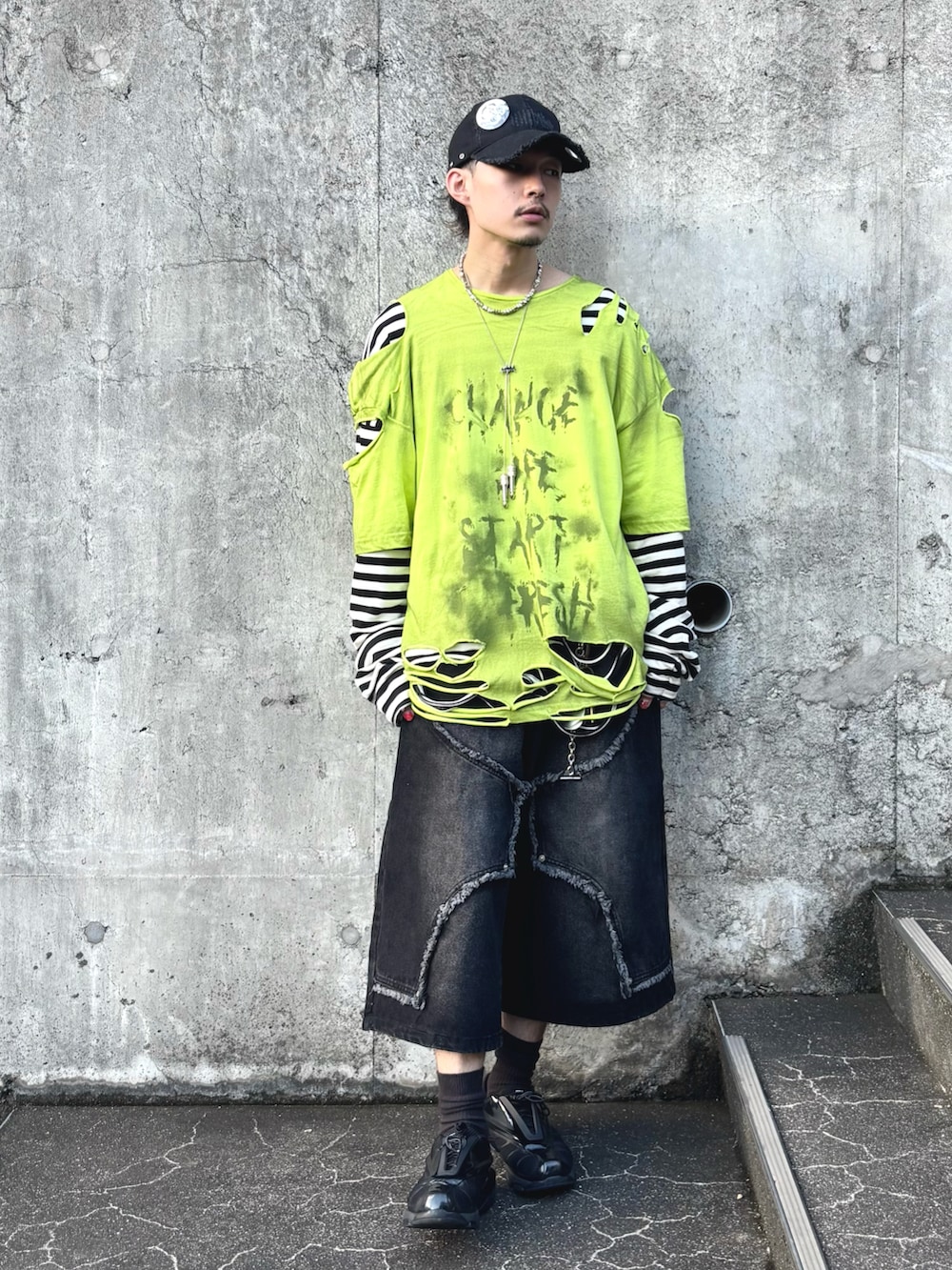 グリーン系のTシャツ/カットソー、ブラック系のTシャツ/カットソー、ブラック系のデニムパンツを着用したメンズの夏コーディネートの3枚目の写真