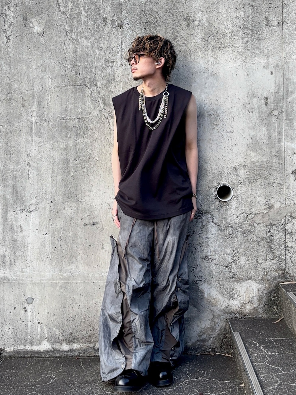 「夏コーデ、ラフ、ラフコーデ、サングラス、GRANCY、ウォレットチェーン、UNIQLO、ユニクロ、ノースリーブ、グリーン、ナイロンパンツ、ワイドパンツ、Dr.Martens、ブーツ、夏ルックで気分アップ」｜「Dr. MartensのDr. Martens/ドクターマーチン 1461 スティールトゥ ブローグ 3 ホール シューズ 40717001（その他シューズ、ブラック系）」を使った、yuさん（メンズ・167cm）の夏コーディネートの3枚目の写真