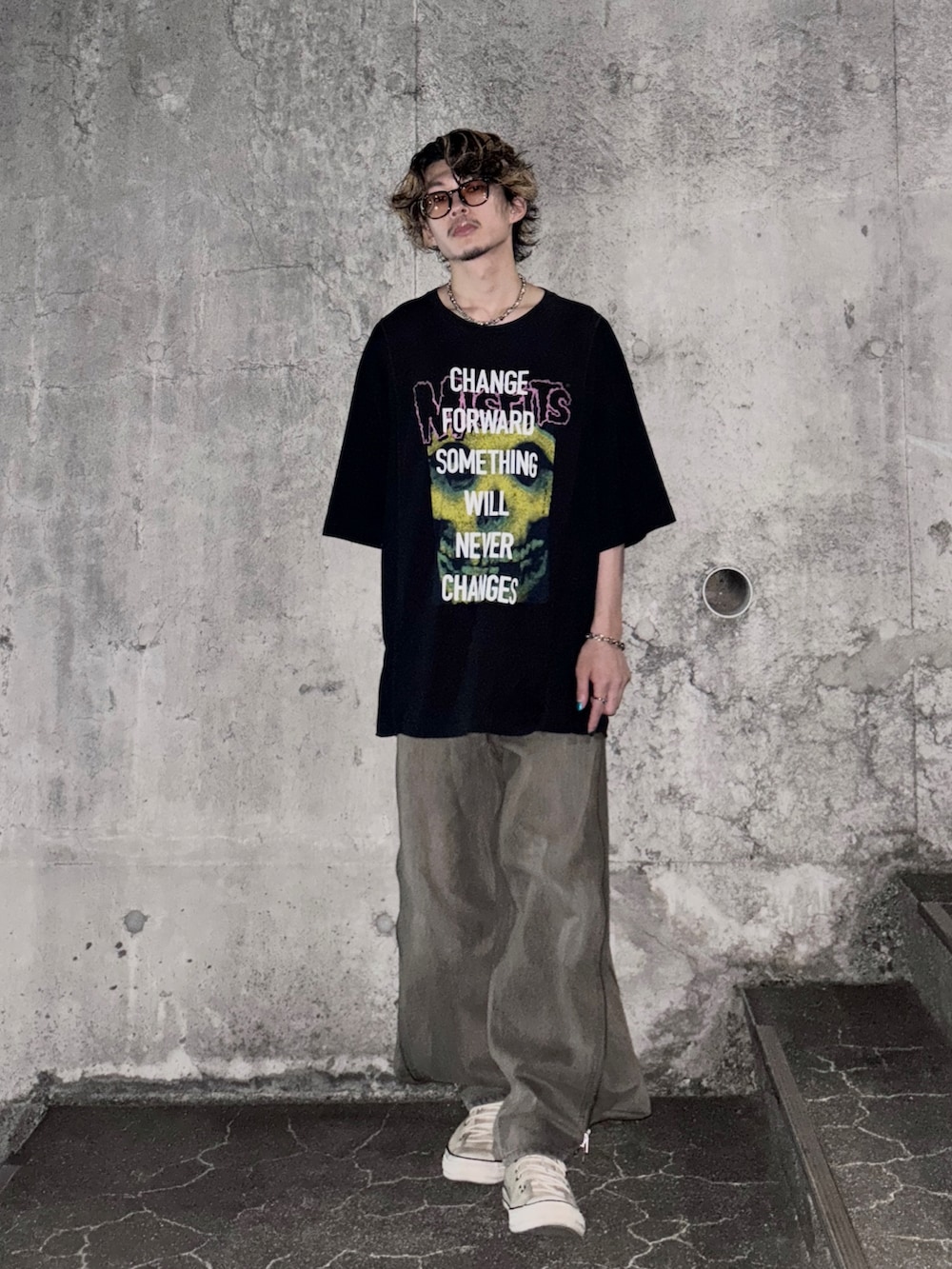 「夏、ラフ、グランジ、カジュアルコーデ、サングラス、ビッグシルエット、バンドT、黒Tシャツ、GRANCY、ウォレットチェーン、ブラウン、デニム、ワイドパンツ、converse、スニーカーコーデ」｜「GRANCYの【GRANCY】ZipDesign Buggy DenimPants / ジップデザイン バギーデニム パンツ（デニムパンツ、ブラウン系）」を使った、yuさん（メンズ・167cm）の夏コーディネートの2枚目の写真